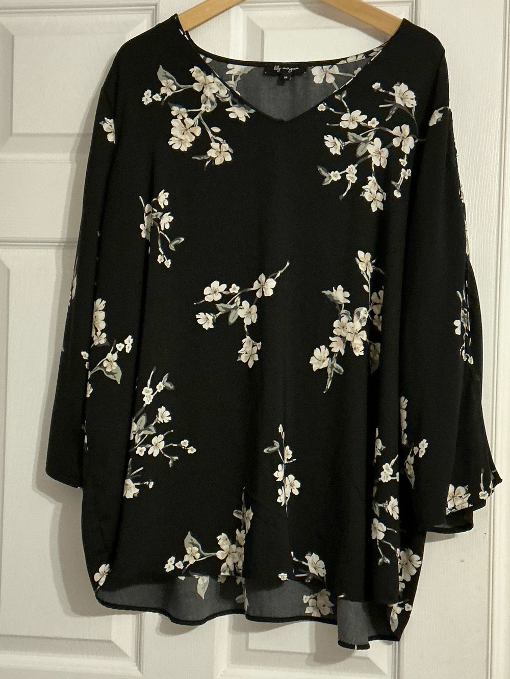 🎉 3 for $15🎉 Black Floral Split Sleeve V-NeckTunic Blouse by Lily Morgan